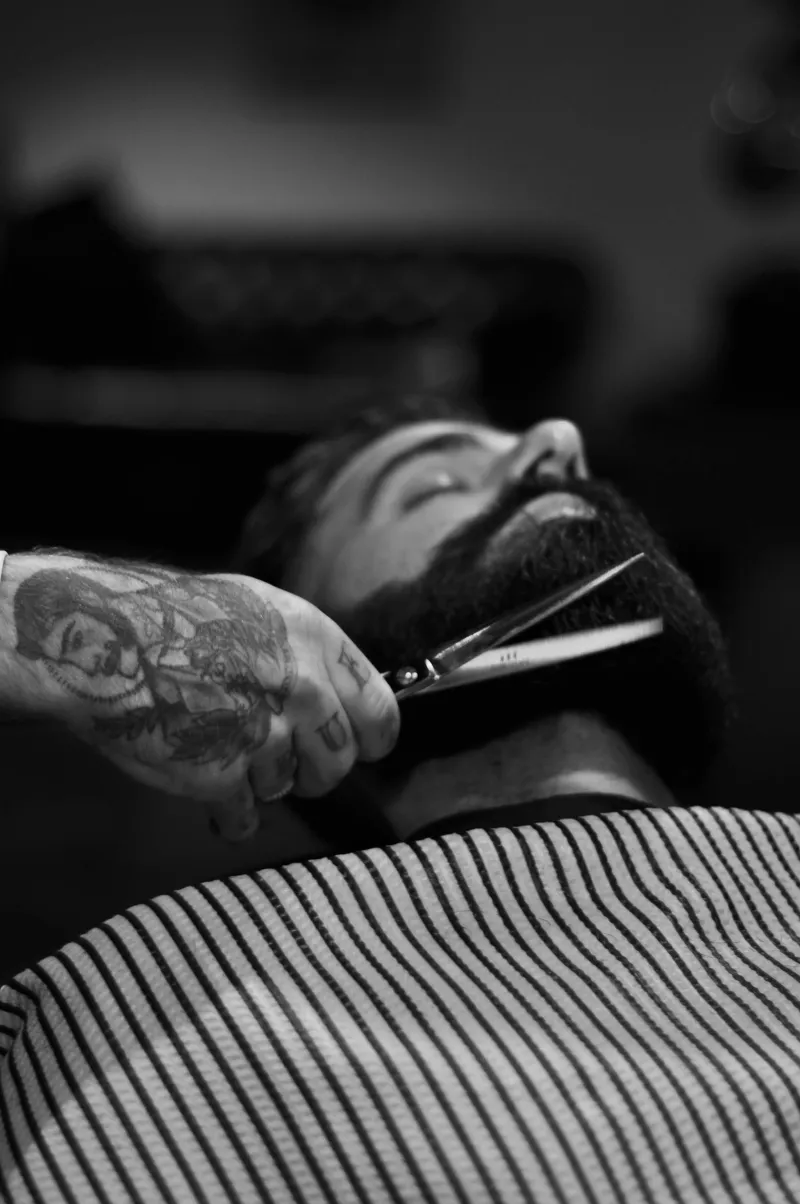 Interior luxuoso da barbearia Ponto R Studio em Aveiro